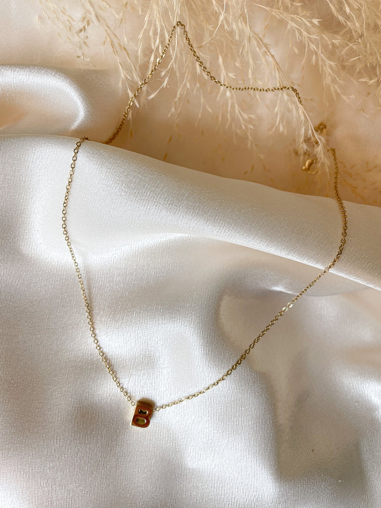 
                  
                    Charger l&amp;#39;image dans la galerie, Collier lettre gold (A à Z)
                  
                
