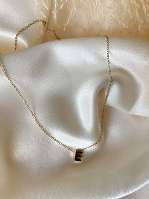 
                  
                    Charger l&amp;#39;image dans la galerie, Collier lettre gold (A à Z)
                  
                