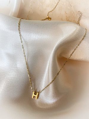 
                  
                    Charger l&amp;#39;image dans la galerie, Collier lettre gold (A à Z)
                  
                